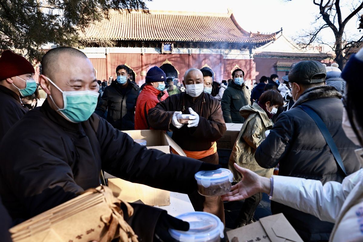 祈福|北京雍和宫举办腊八“舍粥”祈福