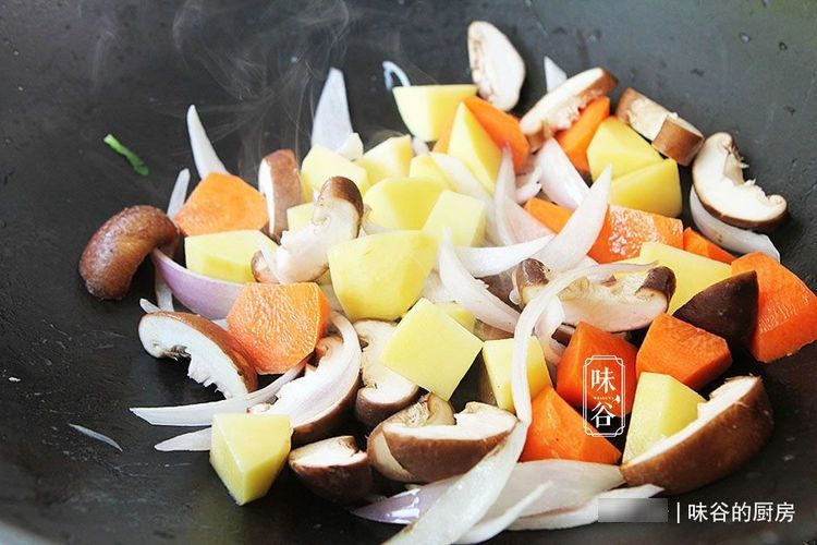 天冷了，吃炒菜不如炖菜，几种食材炖一锅，鲜美营养，浑身都暖和