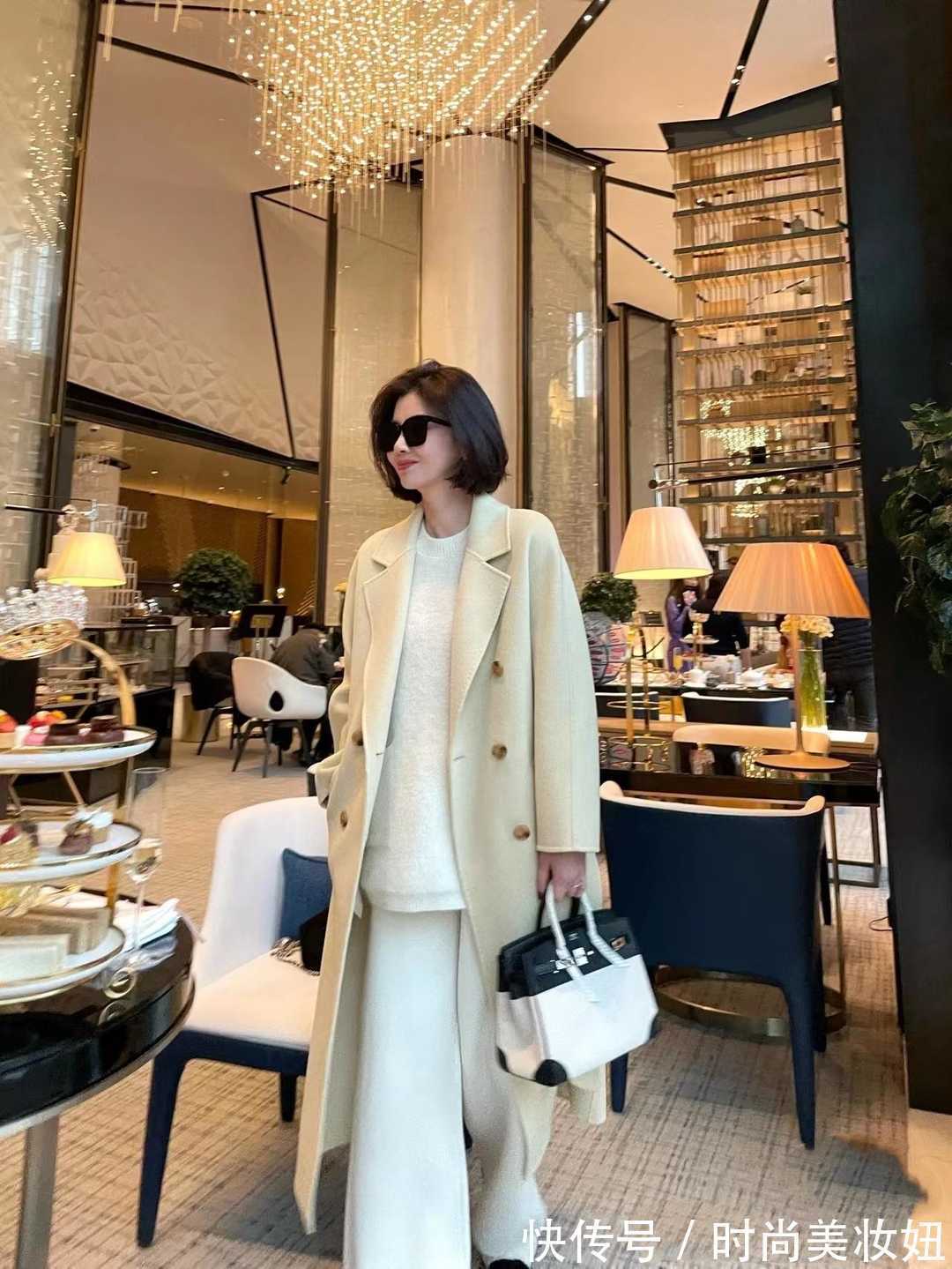 配饰|真正会打扮的中年女人,穿衣都在做“减法”,基础款穿出好气质