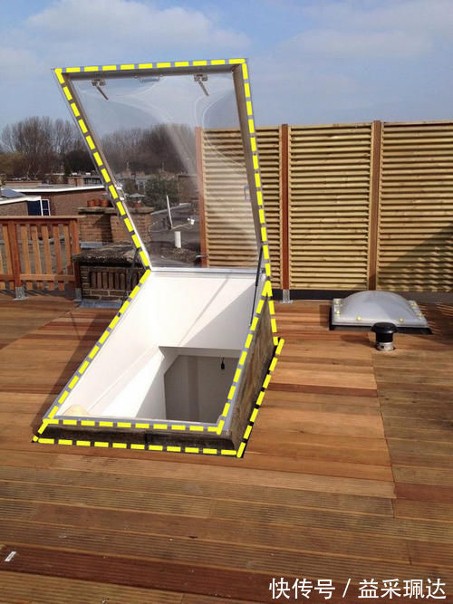 盖板式|买了顶楼就是好,凿个天窗入口,把楼顶收拾干净,一家独享大露台!