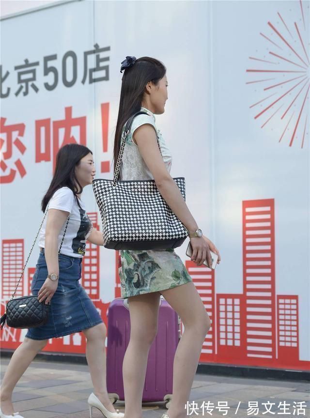 美女|浅色的印花旗袍，短款的风格，搭配高跟鞋才好看