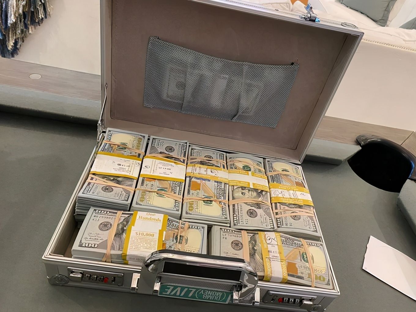 直播|老外花数十万美金买了盒古董宝可梦卡牌，直播拆封才发现是赝品