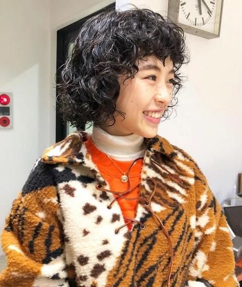 女人过了五十岁，尽量避开这些显老发型＋发色，换对这三款更减龄