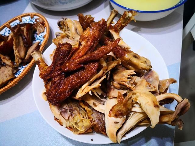 晒老两口丰盛早餐，满满一桌真解馋，网友：勤俭节约不浪费，点赞