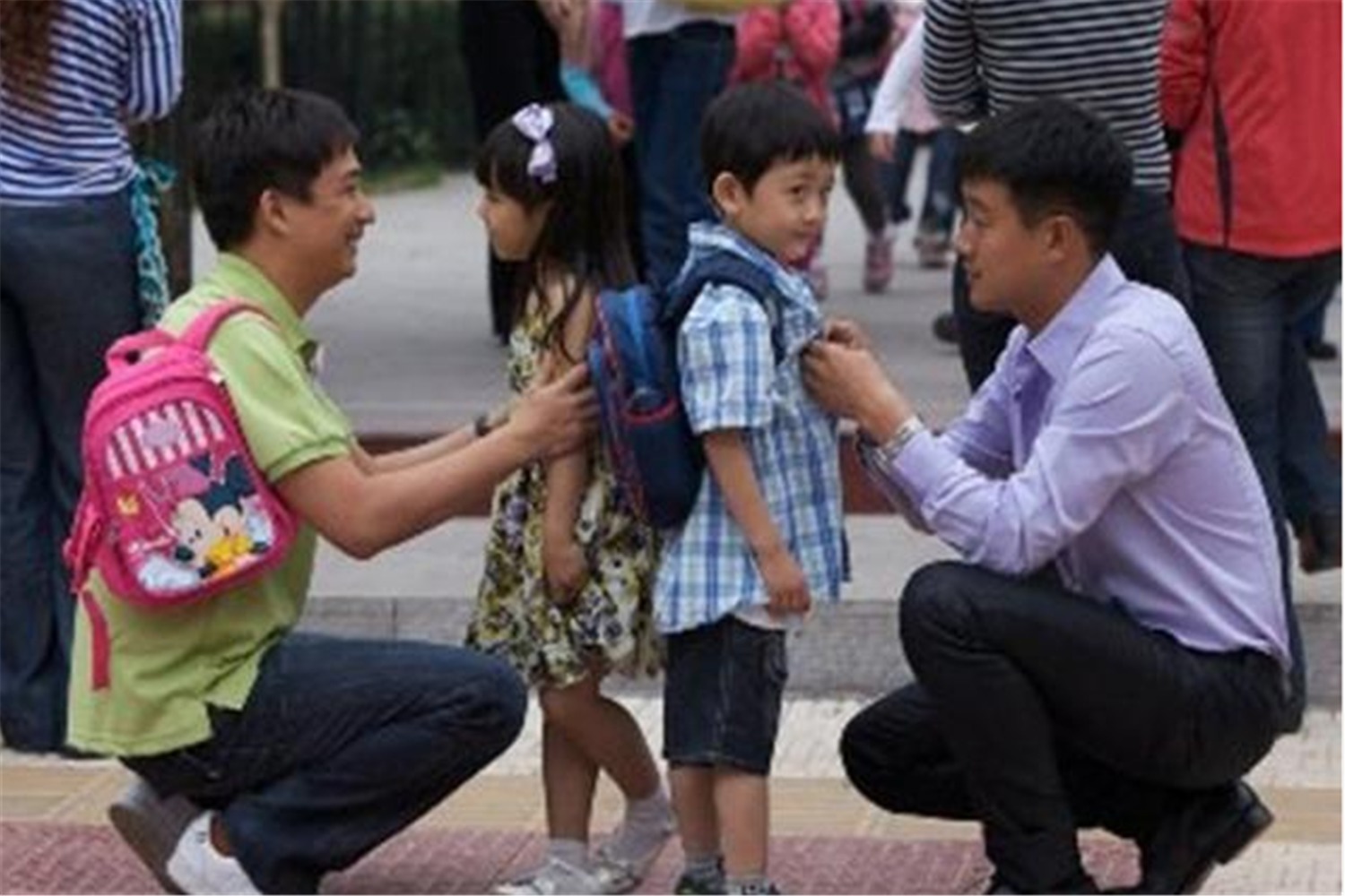 接送孩子上学时，家长的这些做法不仅老师不喜欢，孩子也会受影响