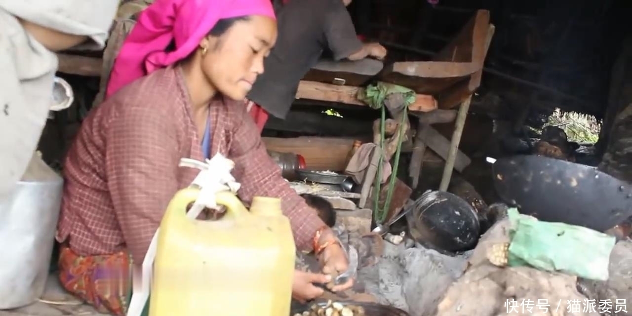 尼泊尔|尼泊尔山区穷人家的生活,房子矮的直不起腰,只吃一个土豆炒蘑菇