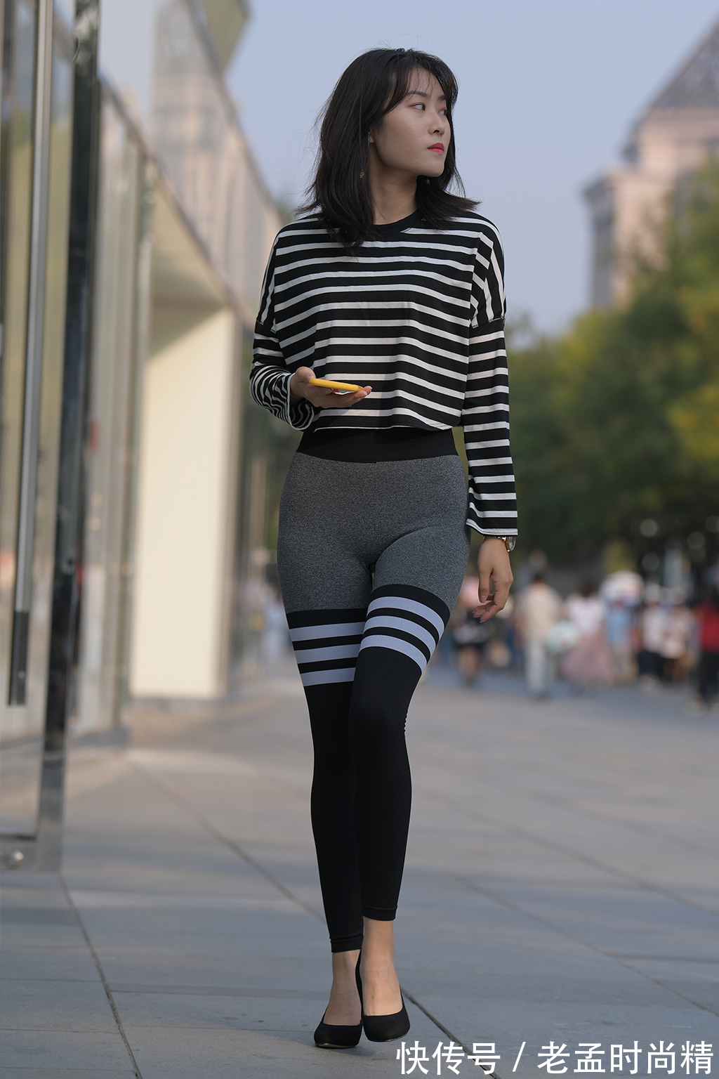 运动套装 街拍美女:修身版的条纹运动套装,穿出了秋季简约大方的美,休闲运动两不误