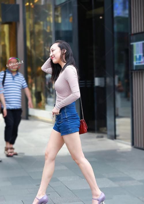 小姐姐|街拍青春阳光的小姐姐，清新简约的穿搭，尽显迷人姿态