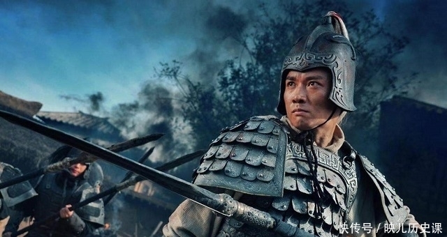 城上|空城计时诸葛亮在城上弹琴,为何派人在门前扫地?没你想那么简单