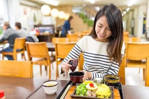 低血糖|減肥的最佳時間在早上，常把4物端上飯桌，或能慢慢變成瘦美人