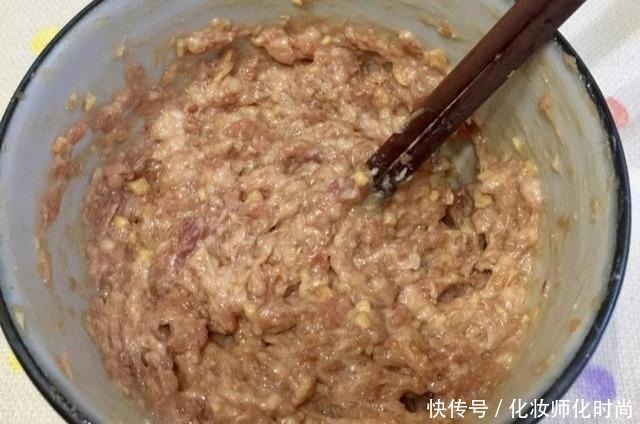  怎么调饺子馅不干巴，还能鲜美嫩滑大厨教你一招，就是这么简单