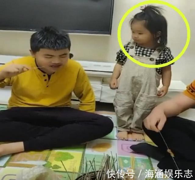 烧烤|爸爸和哥哥吃烧烤,妹妹只能站在一边舔签子,混的最惨的二胎