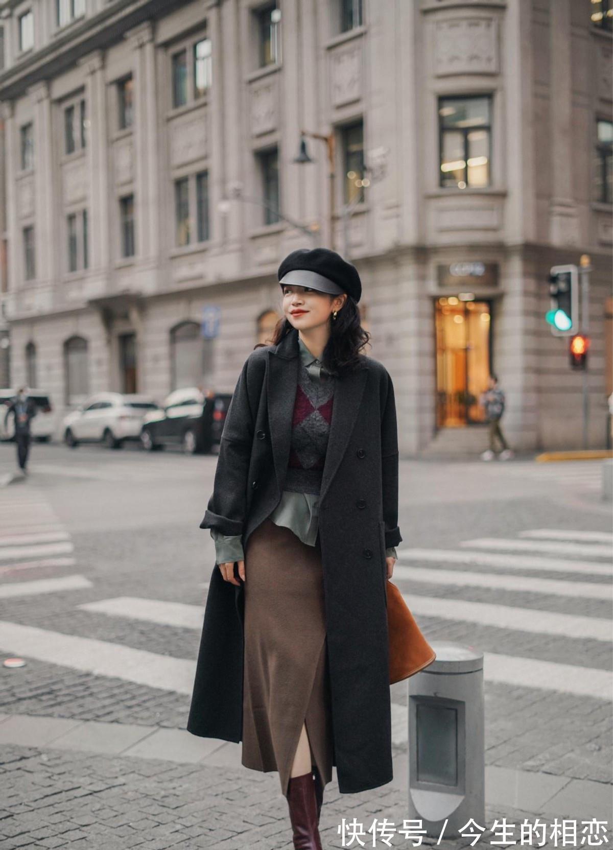 颜色 大衣里面搭什么才好看?试试这几种穿法,轻松穿出温暖优雅感