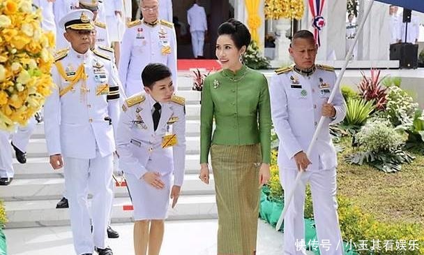 套装|苏提达穿娃娃领套装亮相!戴四串珍珠项链和粉宝石胸针向贵妃出招