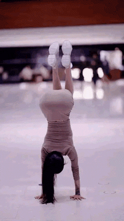 |搞笑GIF:妹子你这是在停车场练漂移吗?