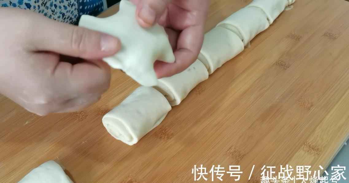 油酥|芝麻酥饼在家简单做,外酥里软又香甜,不用烤箱也可以酥得掉渣