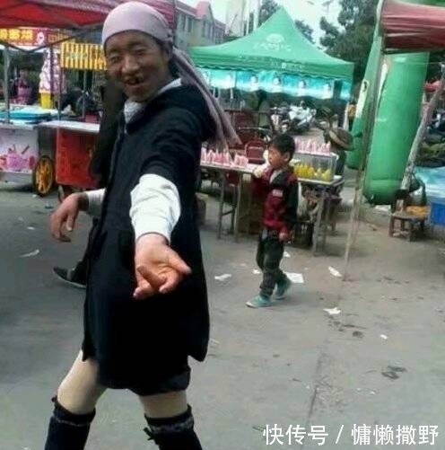 |搞笑图片幽默段子笑话:大哥你的儿子可真会玩哦,跟你学的么?