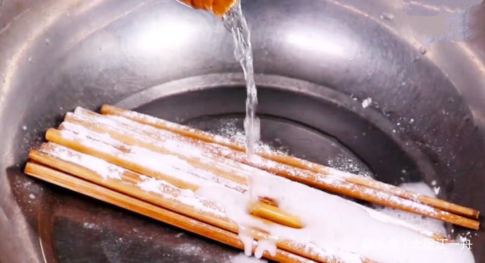家中的筷子,用水煮已经过时了大厨教你这样做,干净快速又卫生