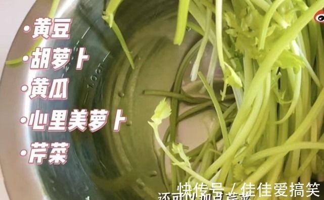 谢娜在家做炸酱面，老公视角下，娜姐笑容甜美，幸福感溢出屏幕