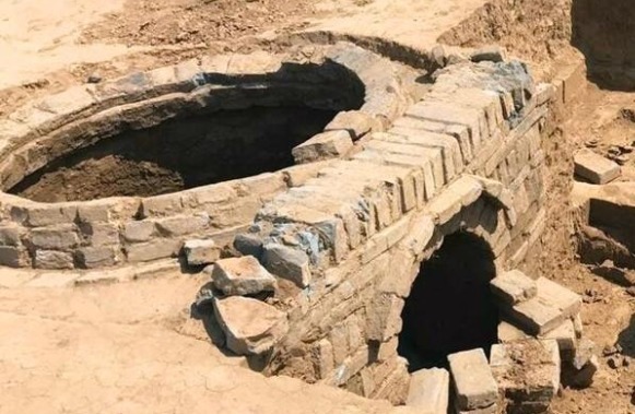 珍宝$千年古墓被光顾,盗墓贼少挖5厘米,却错失10吨珍宝