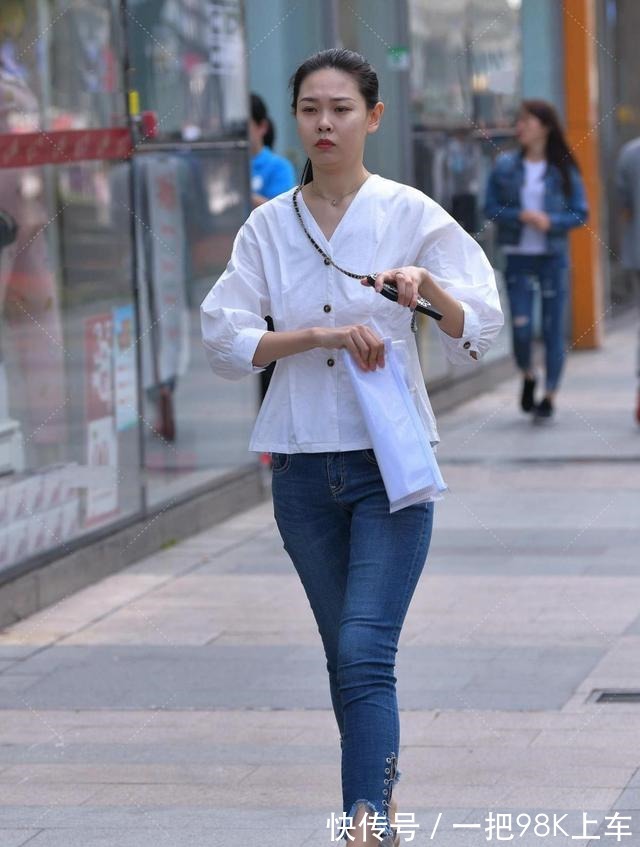 白衬衫 白衬衫与牛仔裤的穿搭,既适合日常逛街,平时上班穿!