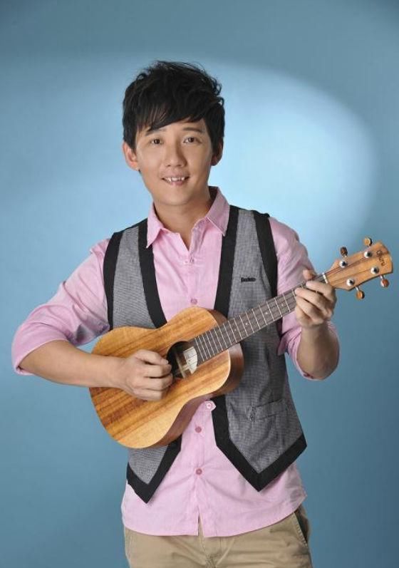  桃花|他凭借《桃花朵朵开》被大家熟知，唱作俱佳，如今却风光不再