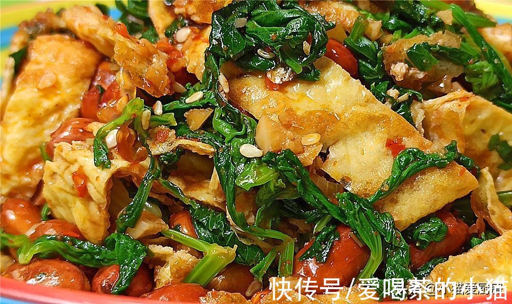 芹菜叶是个宝，丢掉可惜了，教你个特色吃法，清香爽口给肉不换