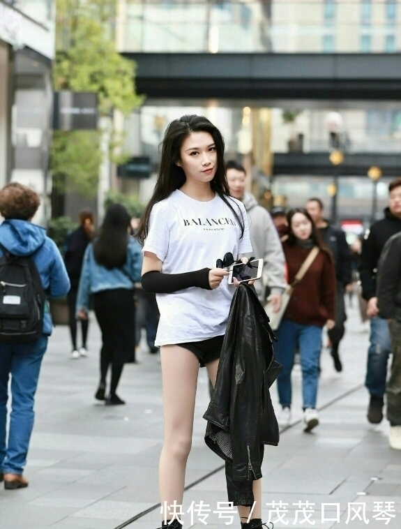 靓丽|街拍青春靓丽的美女姐姐,如沐春风,好像恋爱的感觉!