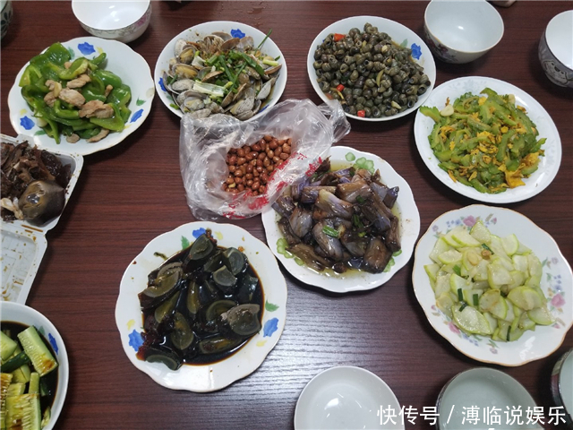 男友|陪男友回老家,准婆婆亲自下厨庆祝,上桌后我的筷子全程没停过!