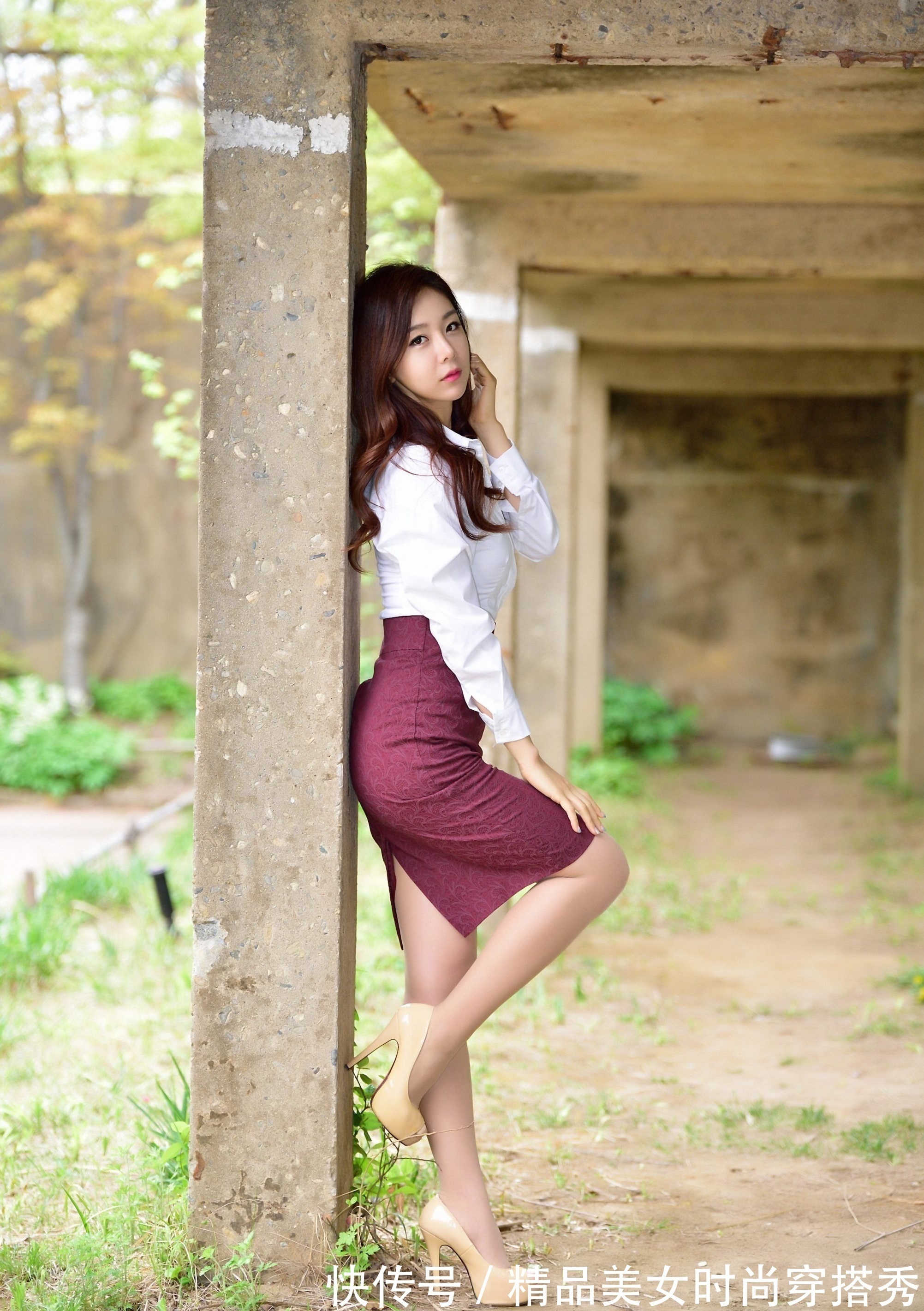 枣红色 白色衬衫搭配高腰的枣红色半身裙,时尚吸睛,走起路来优雅从容