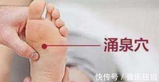 足三里穴|湿气严重怎么办4个穴位每天敲几下,把体内寒、湿毒气都逼出来