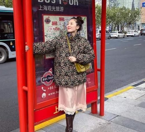 ?穿来穿去，还是觉得羽绒服最配“裙子”，时髦显气质，还保暖