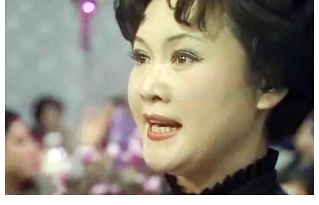 严顺开|83首届春晚，郑绪岚唱《牧羊曲》半空演醉拳，严顺开的哑剧被遗忘