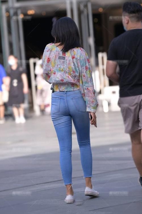 女生们|紧身牛仔裤，性感时尚穿搭，展现优雅好气质！！