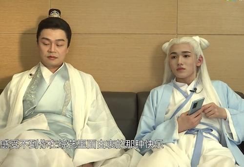 睡姿|宋亚轩和老师讲话累到睡着,睡姿慵懒还流哈喇子,是对老师最大的尊重