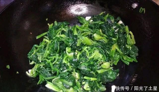 菠菜炒猪血,价钱便宜味道好!炒前多一步,菠菜翠绿无涩味