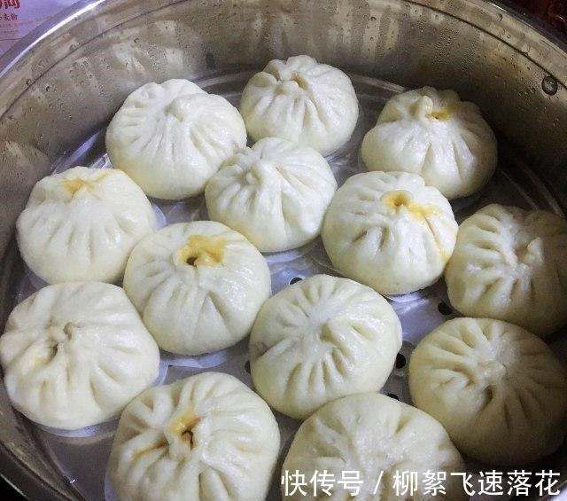 萝卜包子，皮薄馅大，暄软鲜香！