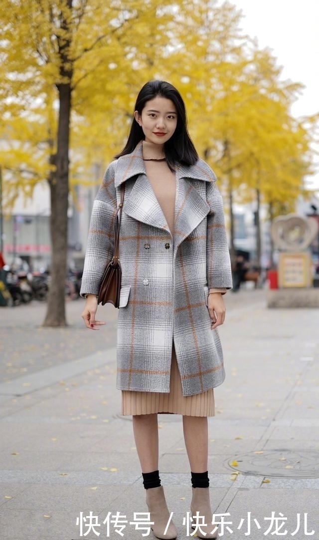 时尚穿搭,脚踩一双毛拖鞋,尽显随性慵懒的气息