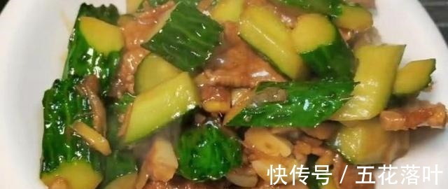 下饭|今天美食，肉炒黄瓜，清脆爽口，黄瓜炒肉是绝配，即营养又下饭！
