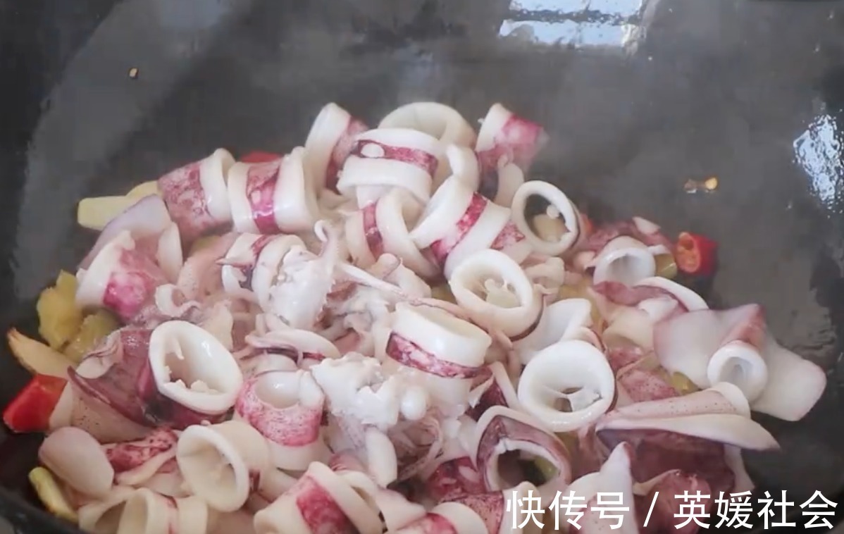 买点鱿鱼回家做美食,香辣美味,肉质Q弹,好吃到停不下来