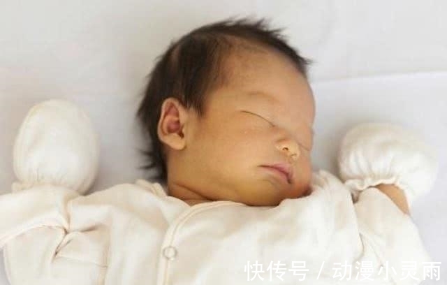新生儿|为什么宝宝喜欢“投降式”睡姿?看完后可别把宝宝胳膊拿下来了