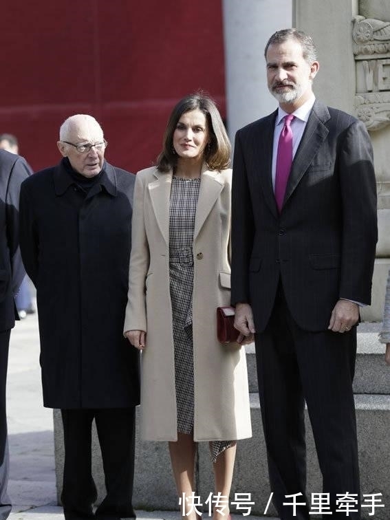 色大衣|被西班牙王后美到了,一袭格纹裙搭配大衣气场开挂,优雅又高级