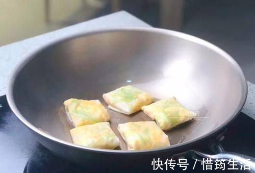 不用揉面,这菜做的饼真香,忍不住吃光了一大盘!