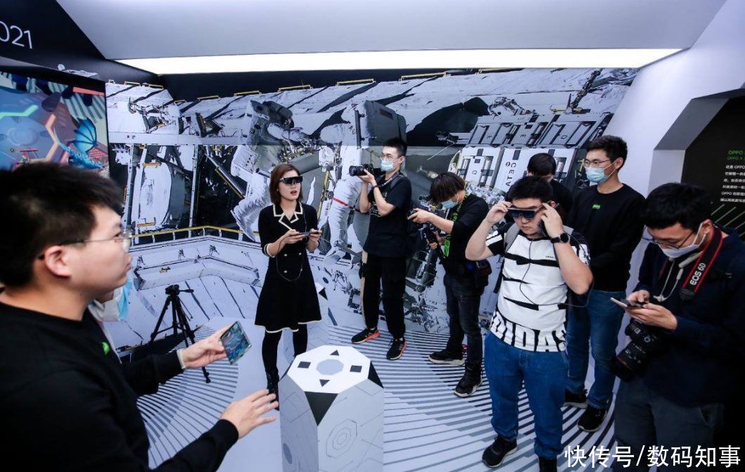 展区|探秘OPPO展区产品，原来AR眼镜、卷轴屏概念机体验是这样