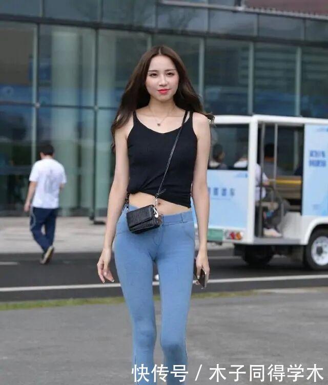 宋茜|白色时尚短袖搭配蓝色牛仔打底裤,仅仅止于直筒,明星大咖