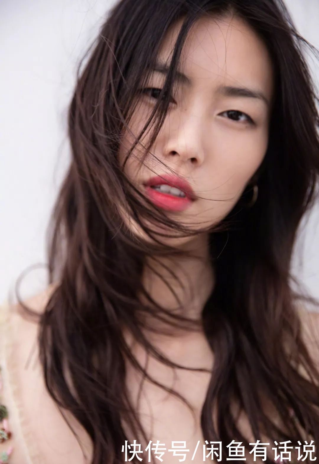 穿搭|刘雯的时尚看不懂,弄个大油头就算了还紧贴头皮,气质都改变不少