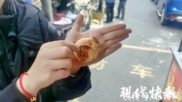 南京|一口一个手掌心大的小烧饼！夫妻俩在南京摆摊17年，做小烧饼每天要用掉100多斤面