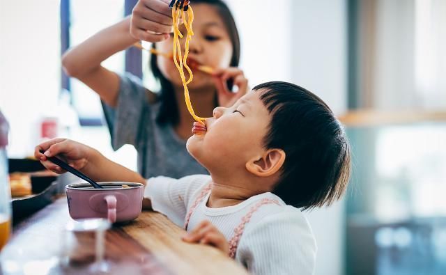 积食|奶奶带娃7年,孩子从未积食,只用这2招,身高猛长,吃饭也香