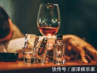 李明|饭局上，有这2个细微动作的人，说明城府太深，别深交，能避则避