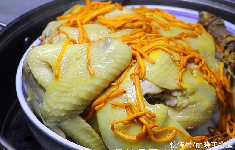 一整只鸡放锅中蒸一蒸，不加水不放油，汤鲜肉嫩，年夜饭吃真香